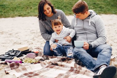 Kızı ile Fathet kumüzerinde oynarken