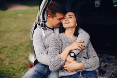 Güzel bir çift yaz parkında vakit geçirir.