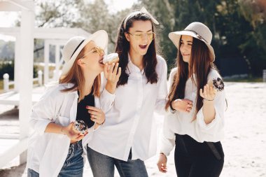 Yaz parkında üç güzel kız