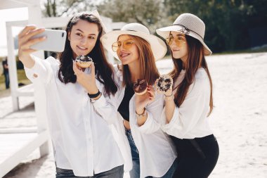 Yaz parkında üç güzel kız