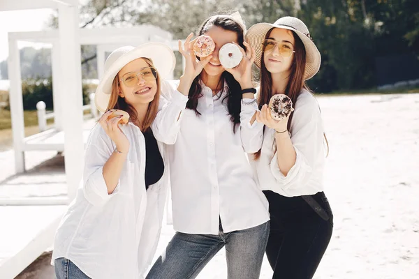 Três meninas bonitas em um parque de verão — Fotografia de Stock