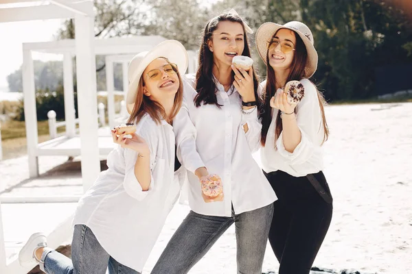 Tres chicas guapas en un parque de verano —  Fotos de Stock