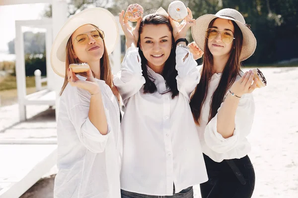 Три симпатичные девушки в летнем парке — стоковое фото