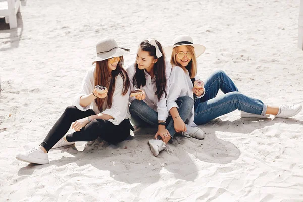 Drie mooie meisjes in een zomer Park — Stockfoto