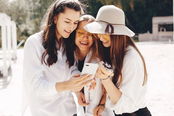 Yaz parkında üç güzel kız