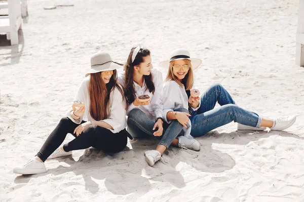 Drie mooie meisjes in een zomer Park — Stockfoto