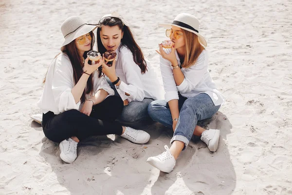 Três meninas bonitas em um parque de verão — Fotografia de Stock