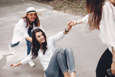 Yaz parkında üç güzel kız