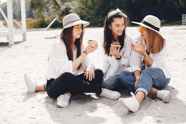 Tre belle ragazze in un parco estivo — Foto Stock