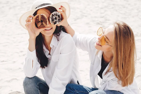 Twee mooie meisjes in een zomer Park — Stockfoto