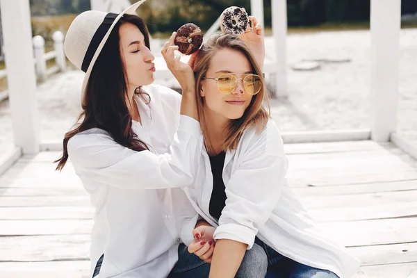 Yaz parkında iki güzel kız