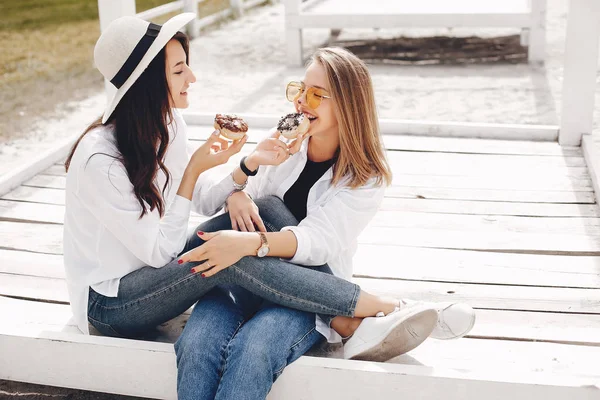 Two pretty girls in a summer park — Stock Photo, Image