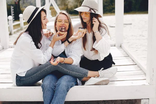 Drie mooie meisjes in een zomer Park — Stockfoto