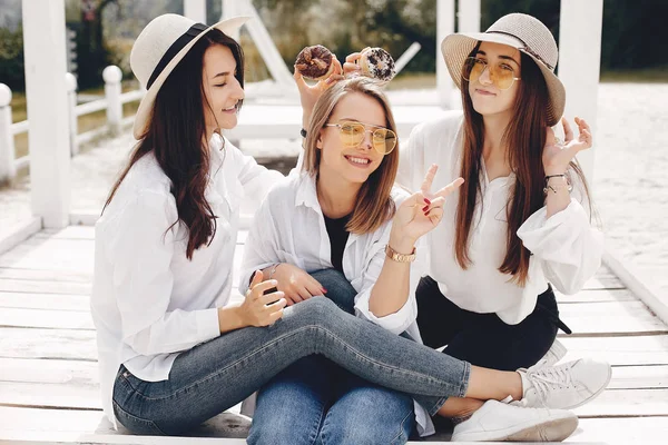 Tre belle ragazze in un parco estivo — Foto Stock