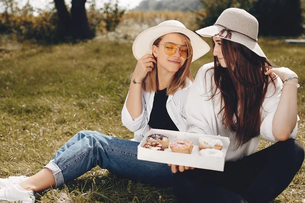 Duas meninas bonitas em um parque de verão — Fotografia de Stock