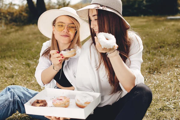 Duas meninas bonitas em um parque de verão — Fotografia de Stock