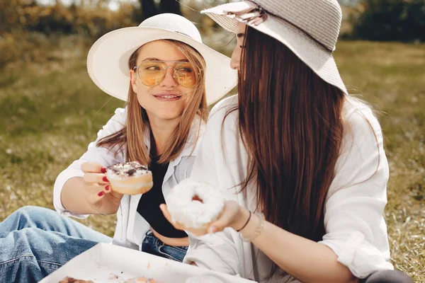 Two pretty girls in a summer park — Stock Photo, Image