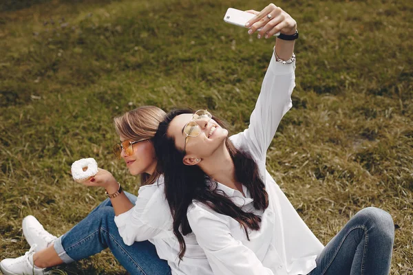 Two pretty girls in a summer park — Stock Photo, Image