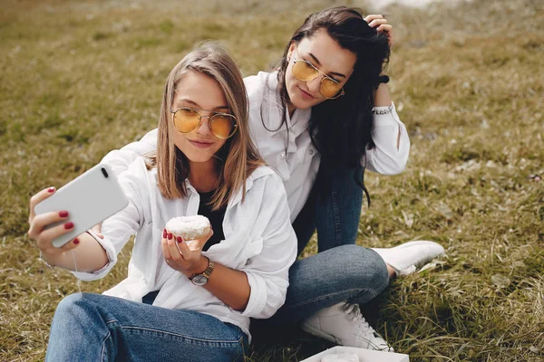 Duas meninas bonitas em um parque de verão — Fotografia de Stock