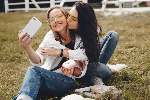 Deux jolies filles dans un parc d'été — Photo