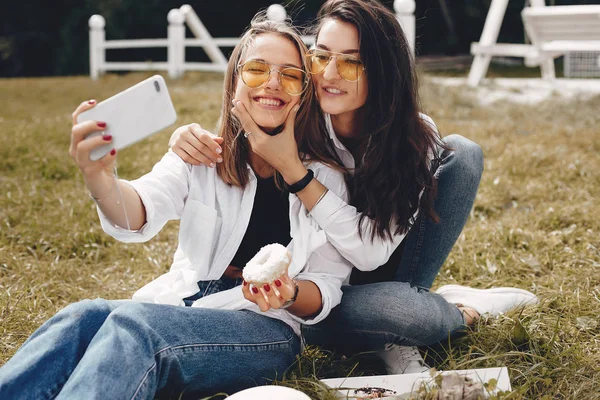 Duas meninas bonitas em um parque de verão — Fotografia de Stock