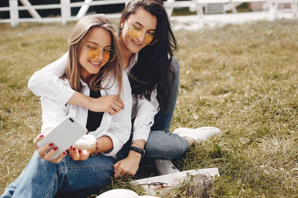 Yaz parkında iki güzel kız