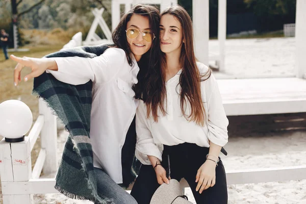 Yaz parkında iki güzel kız