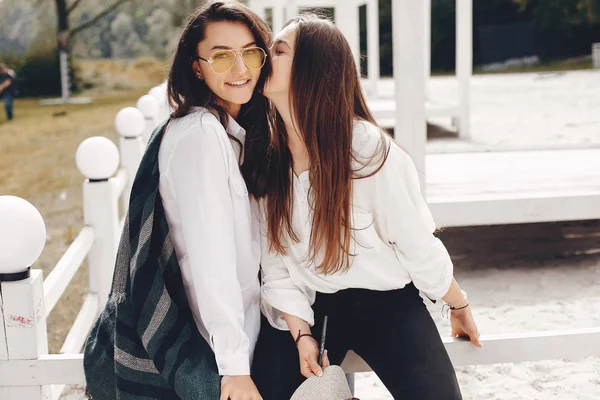 Dos chicas guapas en un parque de verano —  Fotos de Stock