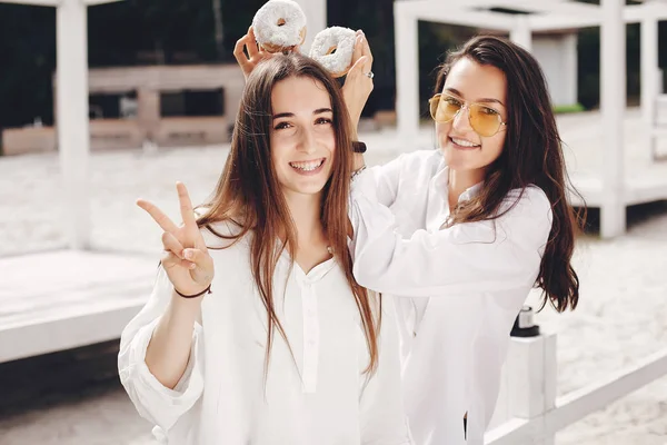 Dos chicas guapas en un parque de verano — Foto de Stock