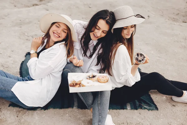 Três meninas bonitas em um parque de verão — Fotografia de Stock
