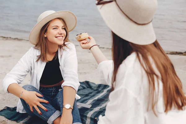 Duas meninas bonitas em um parque de verão — Fotografia de Stock