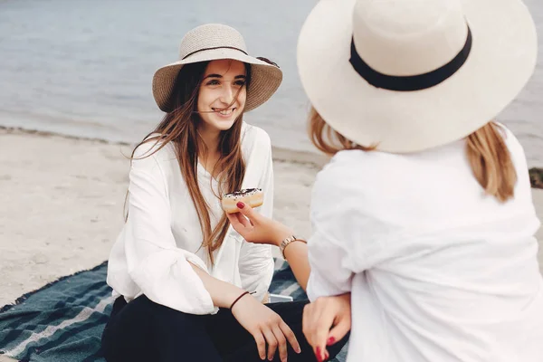 Duas meninas bonitas em um parque de verão — Fotografia de Stock