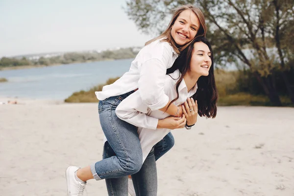 Dua gadis cantik di taman musim panas — Stok Foto