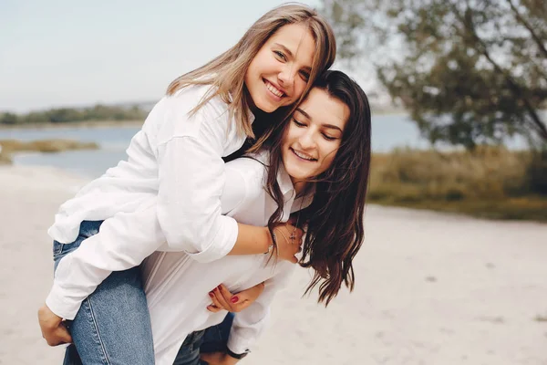 Two pretty girls in a summer park — Stock Photo, Image