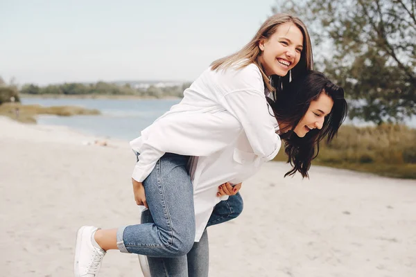 Dos chicas guapas en un parque de verano — Foto de Stock