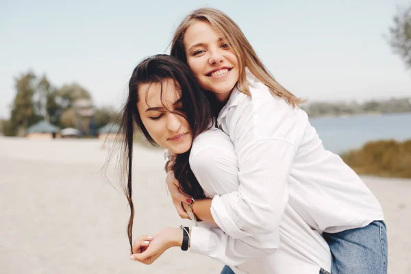 Duas meninas bonitas em um parque de verão — Fotografia de Stock