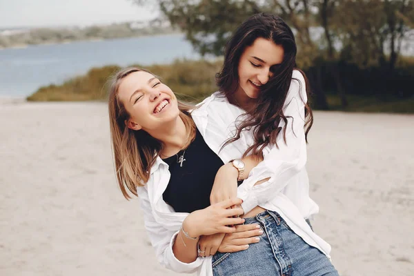 Due belle ragazze in un parco estivo — Foto Stock