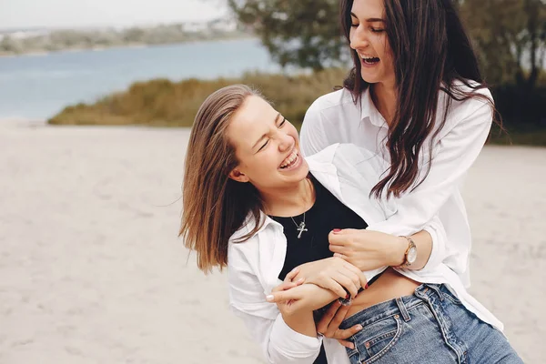 Duas meninas bonitas em um parque de verão — Fotografia de Stock