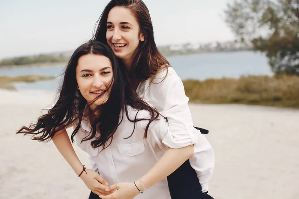Dwie ładne dziewczyny w letnim parku — Zdjęcie stockowe