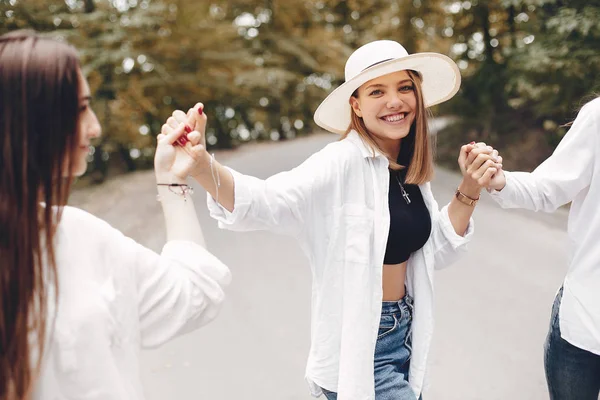 Yaz parkında üç güzel kız