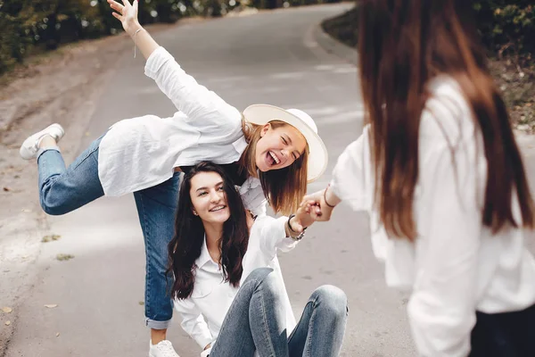 Tre belle ragazze in un parco estivo — Foto Stock