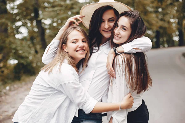 Τρία όμορφα κορίτσια σε ένα καλοκαιρινό πάρκο — Φωτογραφία Αρχείου