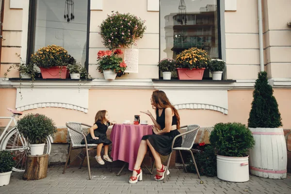 Krásná a stylová rodina v letním městě — Stock fotografie