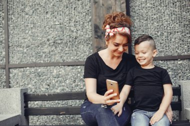 Anne ve oğlu yaz parkında oynuyorlar.