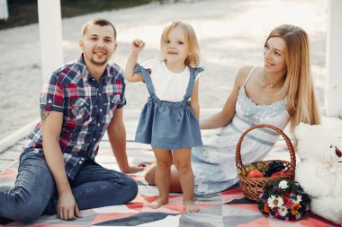 Kızı kumda oynayan aile