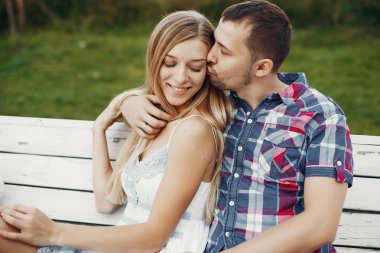 Güzel bir çift yaz parkında vakit geçirir.