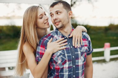 Güzel bir çift yaz parkında vakit geçirir.