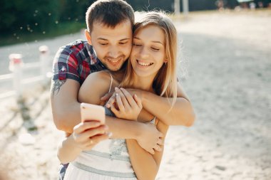 Güzel bir çift yaz parkında vakit geçirir.