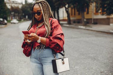 Bir yaz şehirde zarif siyah kız