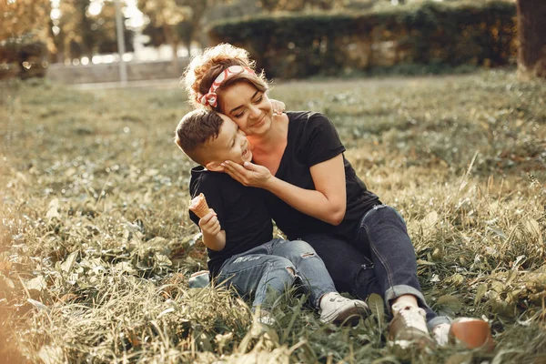 Μητέρα με γιο που παίζει σε καλοκαιρινό πάρκο. — Φωτογραφία Αρχείου